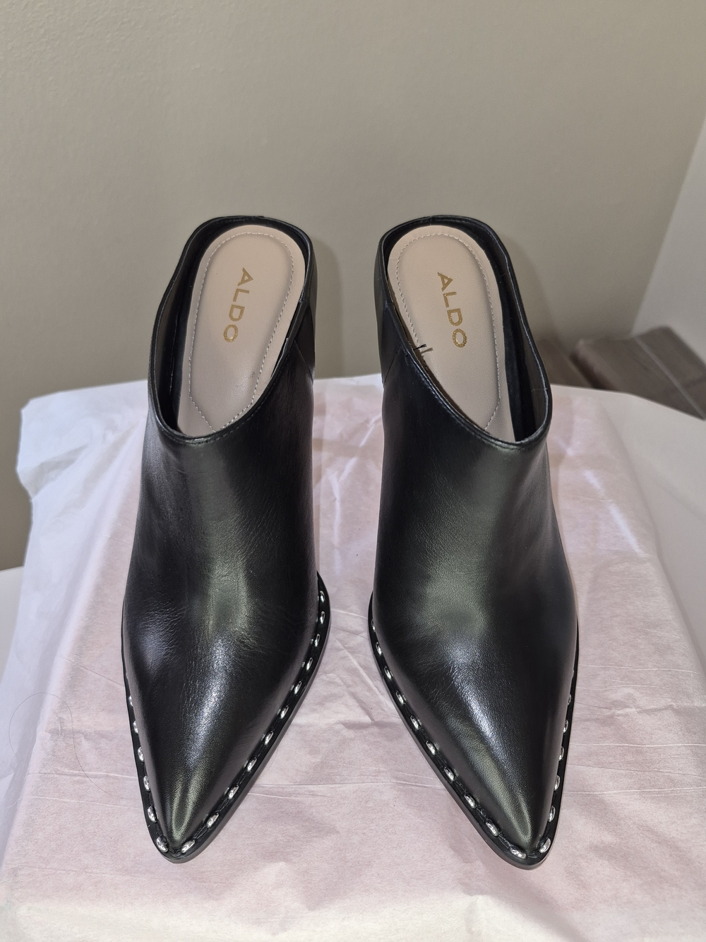 Nwot Aldo Black Pointed Leather Mule.